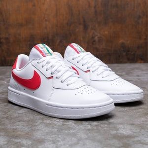 Women’s Nike court blanc- never worn before